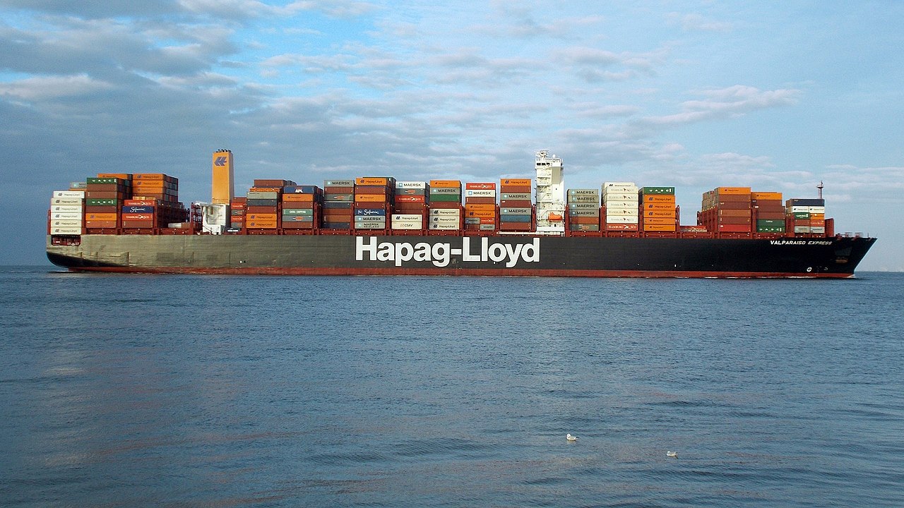 Hapag-Lloyd orders 150,000 TEU of standard and reefer containers. Image: Wikimedia / Tvabutzku1234