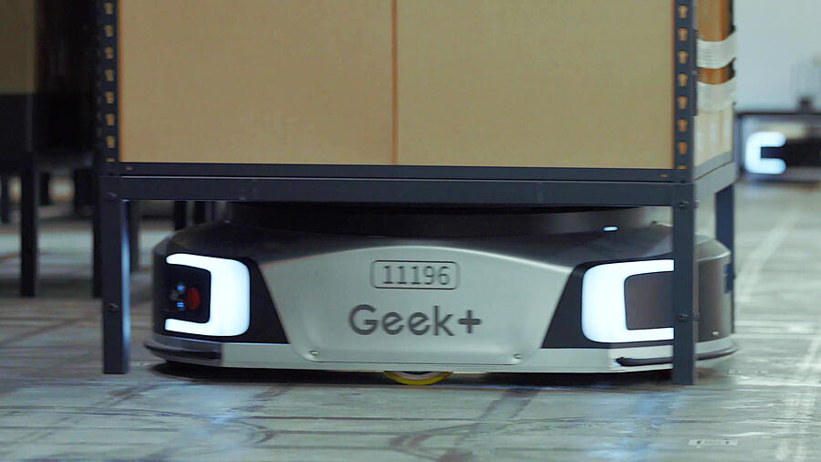 Geek+ implements a multi-robot goods-to-person system at Asia PetWorld. Image: Geek+