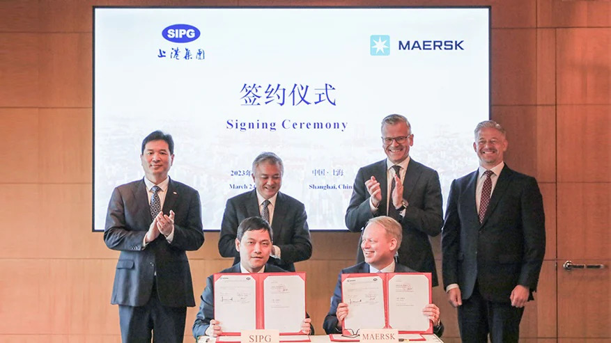 Maersk signs MOU with Shanghai International Port Group on green methanol bunkering. Image: Maersk